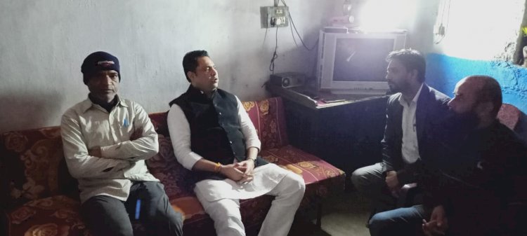धनबाद: रामकनाली में परेश चावड़ा के बड़े भाई का निधन, रणविजय सिंह पहुंचे शोक जताने
