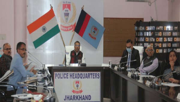 झारखंड: डीजीपी एमवी राव ने सात जिलों के 32 पुलिस स्टेशन ओसी से की बात