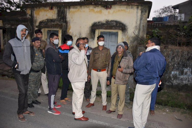 धनबाद: सरायढेला सीपीडब्लूडी ऑफिस में इलिगल आर्म्स के साथ ड्यूटी कर रहे दो गार्ड अरेस्ट, आर्म्स व गोली जब्त