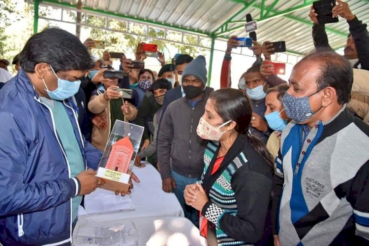 दुमका: सीएम हेमंत सोरेन ने सुनी लोगों की समस्याएं, कहा- महिला से बैंक अकाउंट से निकाले गये रुपये वापस दिलवायें अफसर