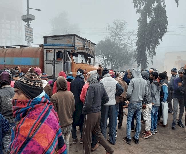 बिहार: नरकटियागंज में रेल ओवरब्रिज पर रोड एक्सीडेंट, टैंकर ने बाइक सवार तीन युवकों को कुचला, मौके पर मौत