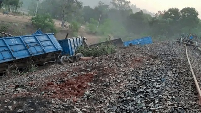 झारखंड:120 की स्पीड से दौड़ रही मालगाड़ी का ब्रेक फेल, बड़ा हादसा टला, कंट्रोल करने में पटरी-तार और खंभे टूटे