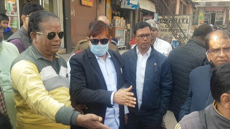 धनबाद:राज सिन्हा ने पेयजल एवं स्वच्छता, पथ निर्माण व बिजली विभाग के अफसरों के साथ किया वासेपुर पुल का निरीक्षण
