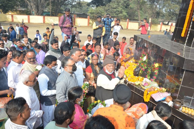 धनबाद: चासनाला माइंस एक्सीडेंट में शहीद हुए 375 श्रमिकों को दी गयी श्रद्धांजलि