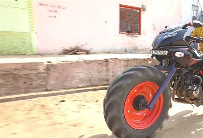 Bajaj Pulsar 220 में ट्रैक्टर का पहिया लगाकर बाइक चला रहा है एक युवकसोशल मीडिया पर खूब वायरल हो रहा वीडियो