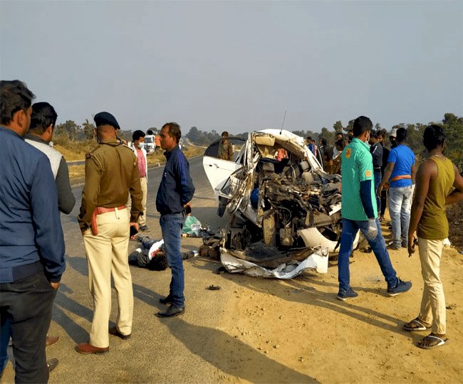 झारखंड: पिकनिक मनाने जा रहे चार युवकों की रोड एक्सीडेंट मौत, कार के परखच्चे उड़े
