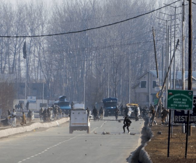 जम्मू-कश्मीर: श्रीनगर में सुरक्षाबलों ने तीन आतंकी को मार गिराया, पत्थरबाजी,आतंकी ठिकाने का भंडाफोड़