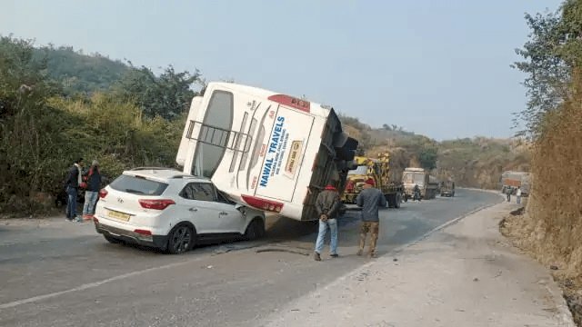 रामगढ़: केझिया घाटी में तीन गाड़ियों की भीषण टक्कर, दर्जन भर लोग घायल