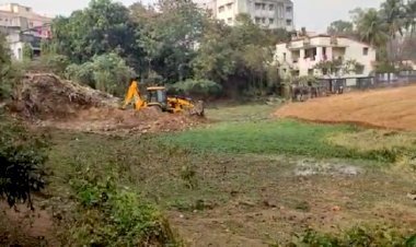 धनबाद: सरायढेला में तालाब का समतलीकरण कर बन रहा अपार्टमेंट, पुलिस ने काम बंद कराया