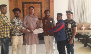 धनबाद:रणविजय सिंह से मिले पुटकी मस्जिद मुहल्ला के लोग,पानी की समस्या को लेकर ज्ञापन सौंपा