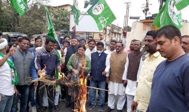 धनबाद: सीएम का काफिला रोकने की कोशिश के खिलाफ जेएमएम ने फुंका बीजेपी का पुतला