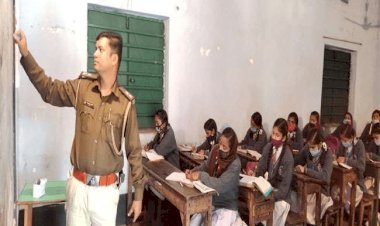 धनबाद:  पुलिस का अनोखा चेहरा, स्कूली बच्चों को फ्री पढ़ा रहे हैं जोगता ऑफिसर इंचार्ज SI पंकज वर्मा 