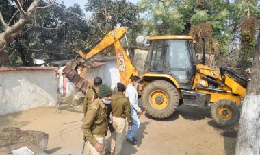 डिगवाडीह CIMFR कैंपस में जेसीबी से धवस्त किये गये कई घर, हंगामा,MLA के विरोध पर अतिक्रमिण हटाओ अभियान रूका