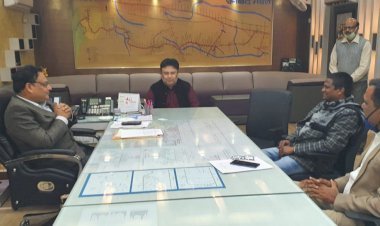 धनबाद: बाघमारा MLA ढुल्लू महतो रेलवे अफसरों से मिले, इंटरसिटी समेत सभी ट्रेनों का कतरास में ठहराव की मांग