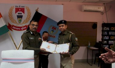 झारखंड: होम मिनिस्टरी द्वारा पुरस्कृत हुए झारखंड के पुलिसकर्मियों को DGP ने पुलिस हेडक्वार्टर में किया सम्मानित