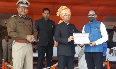 धनबाद: वैश्विक महामारी के दौरान उत्कृष्ट कार्य करने के लिए आठ लोगों को मिला प्रशस्ति पत्र , शहीद के भाई को ज्वाइनिंग लेटर