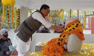 धनबाद: रणविजय सिंह ने राष्ट्रपिता महात्मा गांधी को अर्पित की श्रद्धांजलि