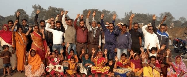 धनबाद:पाथरडीह-सुदामडीह मेन रोड बंद करने से ग्रामीण आक्रोशित, धरना, फायर पैच टू का प्रोडक्शन ठप्प
