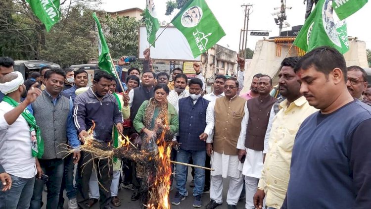 धनबाद: सीएम का काफिला रोकने की कोशिश के खिलाफ जेएमएम ने फुंका बीजेपी का पुतला