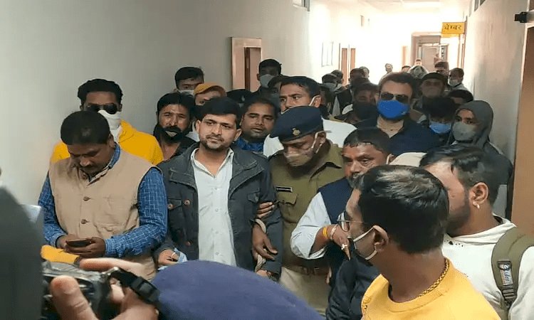 सीएम हेमंत सोरेन का काफिला रोकने का मुख्य अभियुक्त भैरव सिंह का सरेंडर, कोर्ट में हंगामा, सात दिनों की पुलिस रिमांड पर
