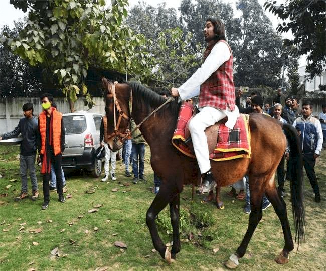 बिहार: तेजप्रताप ने मकर संक्रांति पर गरीबों को दिया दही-चूड़ा भोज, किया घोड़े की सवारी 