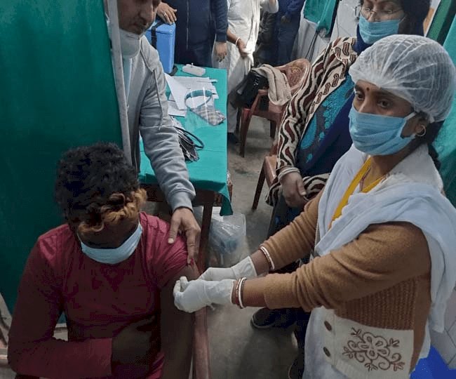 धनबाद में Coronavirus Vaccination शुरु, सफाईकर्मी बजरंगी को  लगा पहला टीका