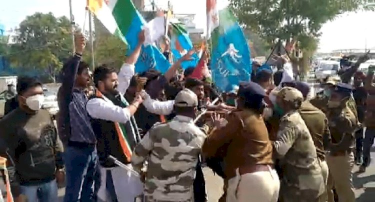 रांची:सेंट्रल मिनिस्टर धर्मेंद्र प्रधान का  NSUI ने किया विरोध,काला झंडा दिखाया,बीजेपी कार्यकर्ताओं से भिड़ंत