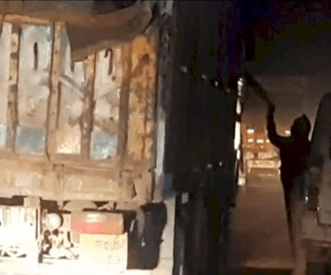 बिहार: भोजपुर में ट्रक से वसूली करते सब इंस्पेक्टर का वीडीओ वायरल, सस्पेंड, एफआइआर, जेल भेजे गये