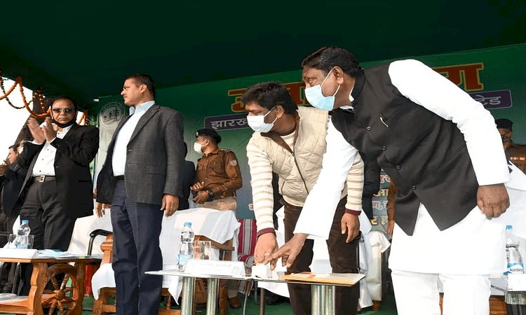 साहिबगंज: सुदूरवर्ती गांवों तक जल्द पहुंचेगी बिजली: सीएम हेमंत, बरहेट में 100 मेगावाट सब स्टेशन का शिलान्यास