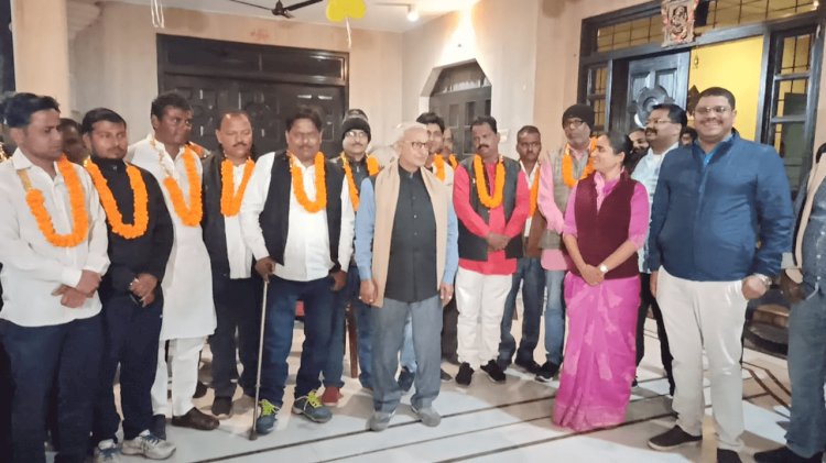 धनबाद: झरिया में बीजेपी को बड़ा झटका, पार्टी छोड़ वाले 16 नेताओं ने ज्वाइन किया जेएमएस बच्चा गुट 