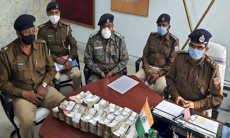 सिमडेगा पुलिस ने नालंदा में रेड कर गबन के साढ़े 21 लाख रुपये किया, चकमा देकर फरार हुआ आरोपी