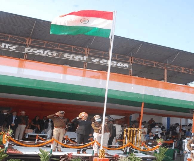 धनबाद: Republic Day 2021: डीसी ने रणधीर वर्मा स्टेडियम में किया ध्वजारोहण (परेड की VIDEO)