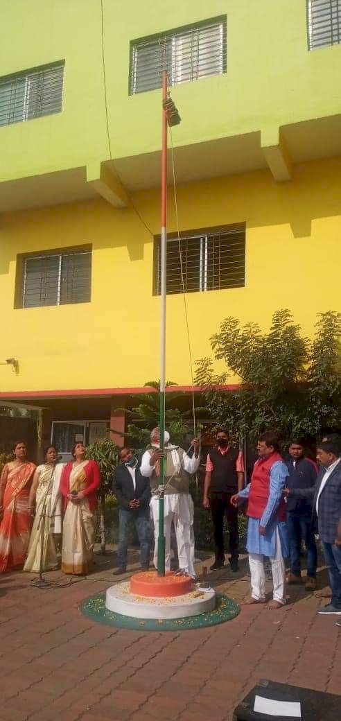 धनबाद: पेमिया ऋषिकेश मेमोरियल पब्लिक स्कूल में मथुरा महतो ने झंडोत्तोलन किया