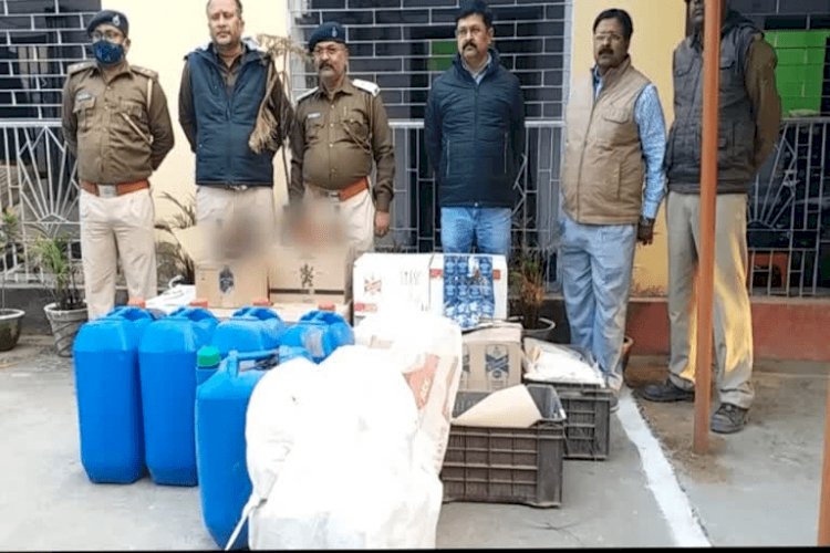 धनबाद: टुंडी में नकली विदेशी शराब की फैक्ट्री का खुलासा, भारी मात्रा में शराब जब्त