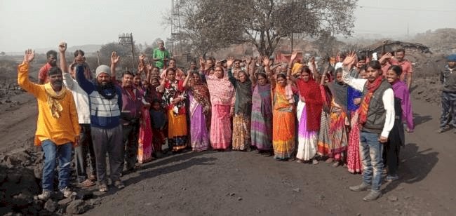 धनबाद: नहीं हो पाई विश्वकर्मा प्रोजेक्ट में मैनुअल लोडिंग, ट्रक लोडिग को लेकर महिलाओं में हाथापाई