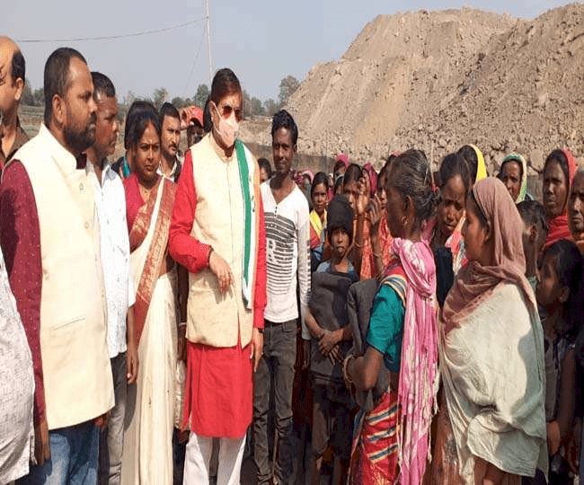 धनबाद: बस्ताकोला आउटसोर्सिंग में रोजगार और ट्रक लोडिंग कार्य की मांग, असंगठित मजदूरों ने चांदमारी में किया प्रदर्शन