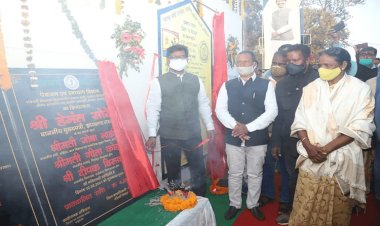 चाईबासा में शहीद दिवस समारोह में टोंटो पहुंचे CM हेमंत सोरेन, 19 योजनाओं का किया शिलान्यास और उद्घाटन