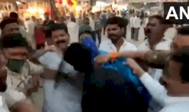 महाराष्ट्र: सोलापुर में शिवसेना कार्यकर्ताओं बीजेपी नेता पर डाली स्याही,पहनाई साड़ी