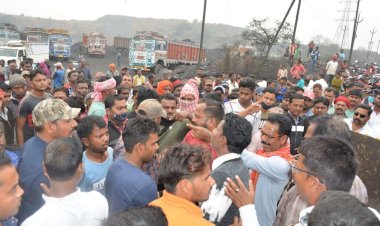 धनबाद: गोलकडीह डंप में रघुकुल समर्थक पीटीपीएल ट्रांसपोर्टिंग कंपनी व मासस समर्थक मजदूरों के बीच टेंशन