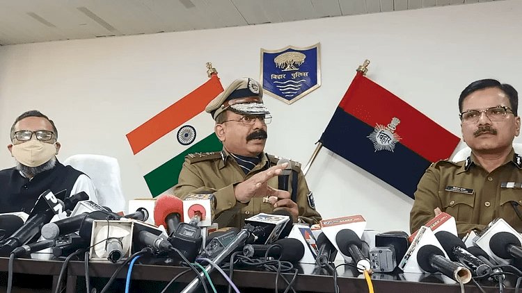 बिहार: रूपेश मर्डर मिस्ट्री के खुलासे से जुड़े सवालों पर फंसे DGP! CBI जांच की मांग को होम सेकरेटरी ने बताया प्री मेच्योर सवाल