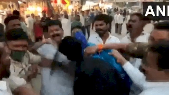 महाराष्ट्र: सोलापुर में शिवसेना कार्यकर्ताओं बीजेपी नेता पर डाली स्याही,पहनाई साड़ी