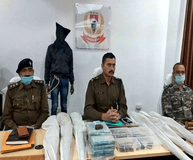 लातेहार: TSPC का सबजोनल कमांडर रविकांत गंझू अरेस्ट, छह रायफल व पिस्टल-कट्टा जब्त