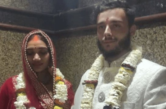 गुजरात की युवती धरती ने फ्रांस के रोमन को बनाया जीवन साथी, वाराणसी के मार्कण्डेय महादेव धाम में लिए सात फेरे