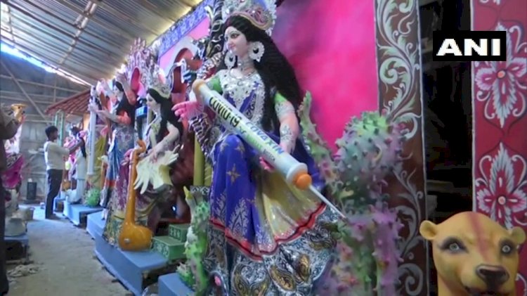 कोरोना वैक्सीन की थीम पर बन रही है मां सरस्वती की मूर्ति