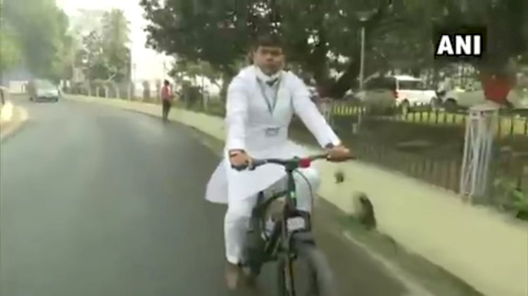 बिहार: हाजीपुर से साइकिल चलाकर विधानसभा पहुंचे RJD MLAमुकेश रोशन, मिट्टी के चूल्हे लेकरआये कांग्रेस एमएलए शकील