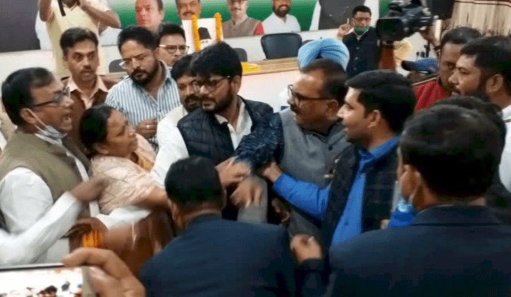 झारखंड: कांग्रेस भवन में स्टेट प्रसिडेंट के सामने जमकर हंगामा, कार्यकारी अध्यक्ष और प्रवक्ताओं ने एक दूसरे का कॉलर पकड़ा