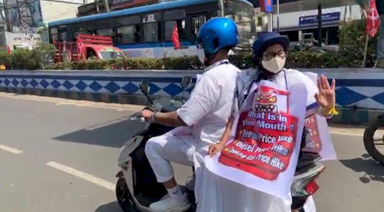 पश्चिम बंगाल: इलेक्ट्रिक स्कूटर पर बैठकर सीएम ममता बनर्जी पहुंचीं सचिवालय, पेट्रोल की कीमतों पर अनोखा विरोध