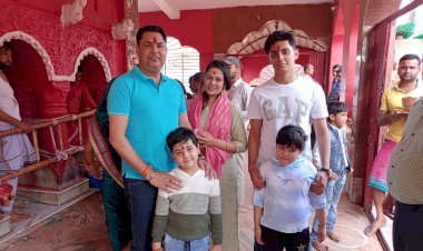 धनबाद: रणविजय सिंह ने शादी की सलागिरह पर परिजनों के साथ लिलोरी मांदिर में की पूजा-अर्चना