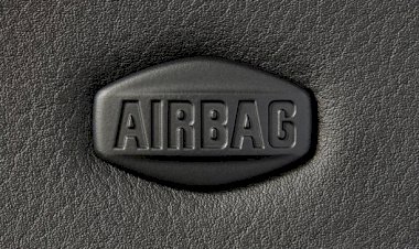 नई दिल्ली: एक अप्रैल से हर कार में जरूरी होगा फ्रंट सीट पैसेंजर्स के लिए एयरबैग, नहीं तो कटेगा भारी चालान