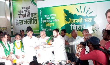 बिहार:JDU में विलय से पहले उपेंद्र कुशवाहा को बड़ा झटका, RJD में शामिल हुए 35  लीडर